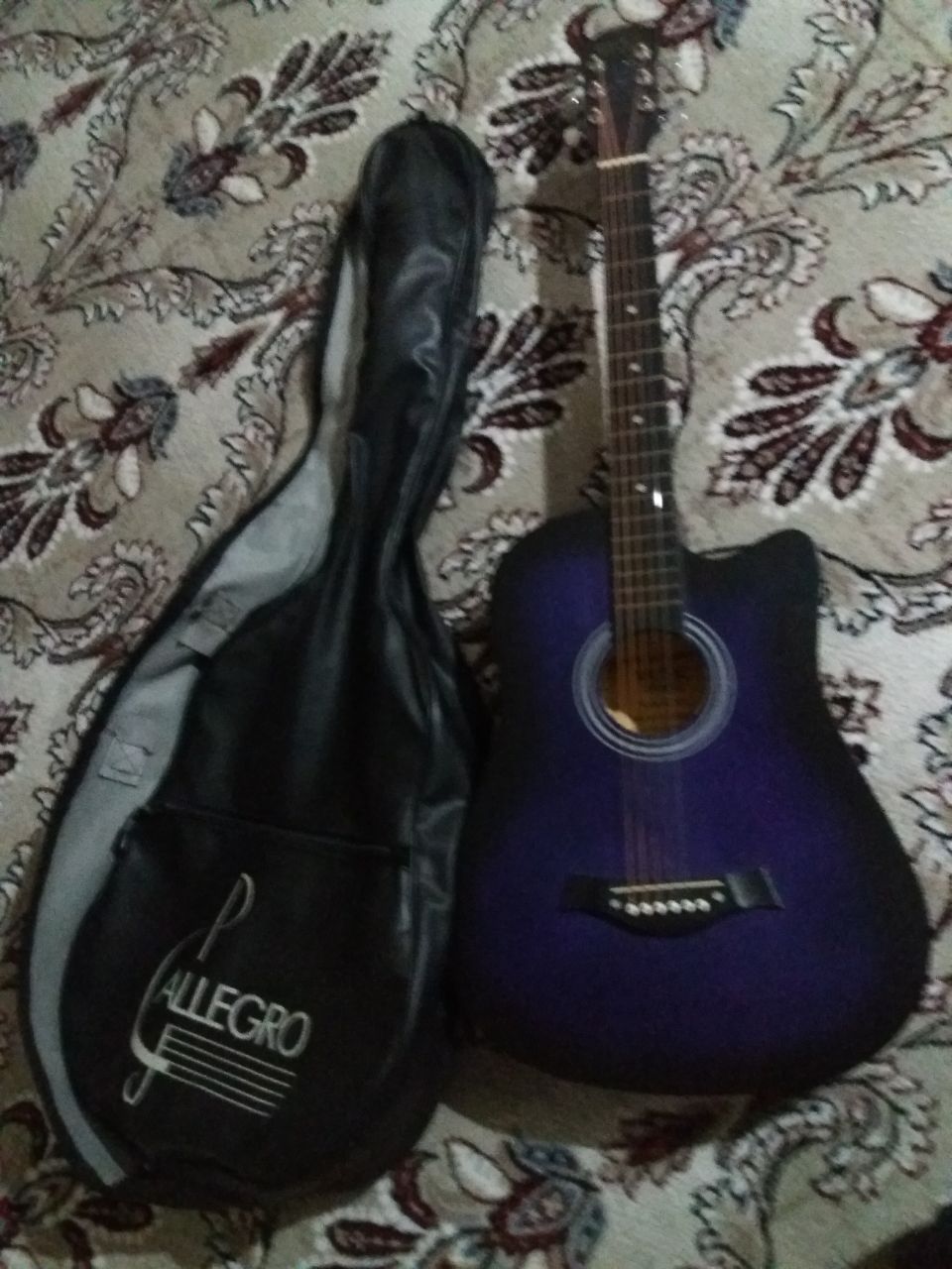 Gitara sotiladi holati yaxshi