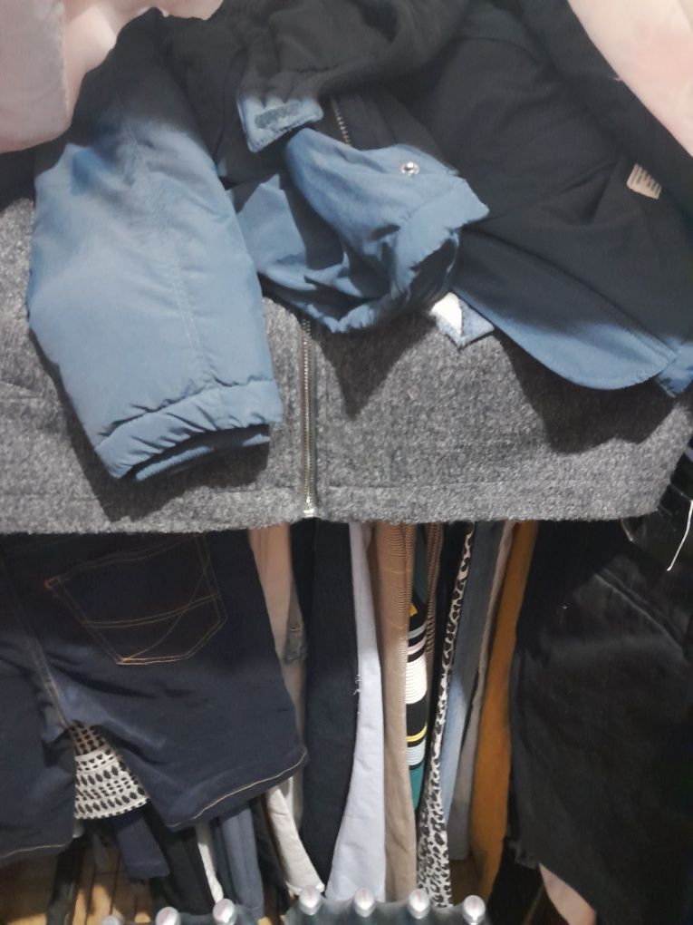 Haine noi cu eticheta H&M și second-hand