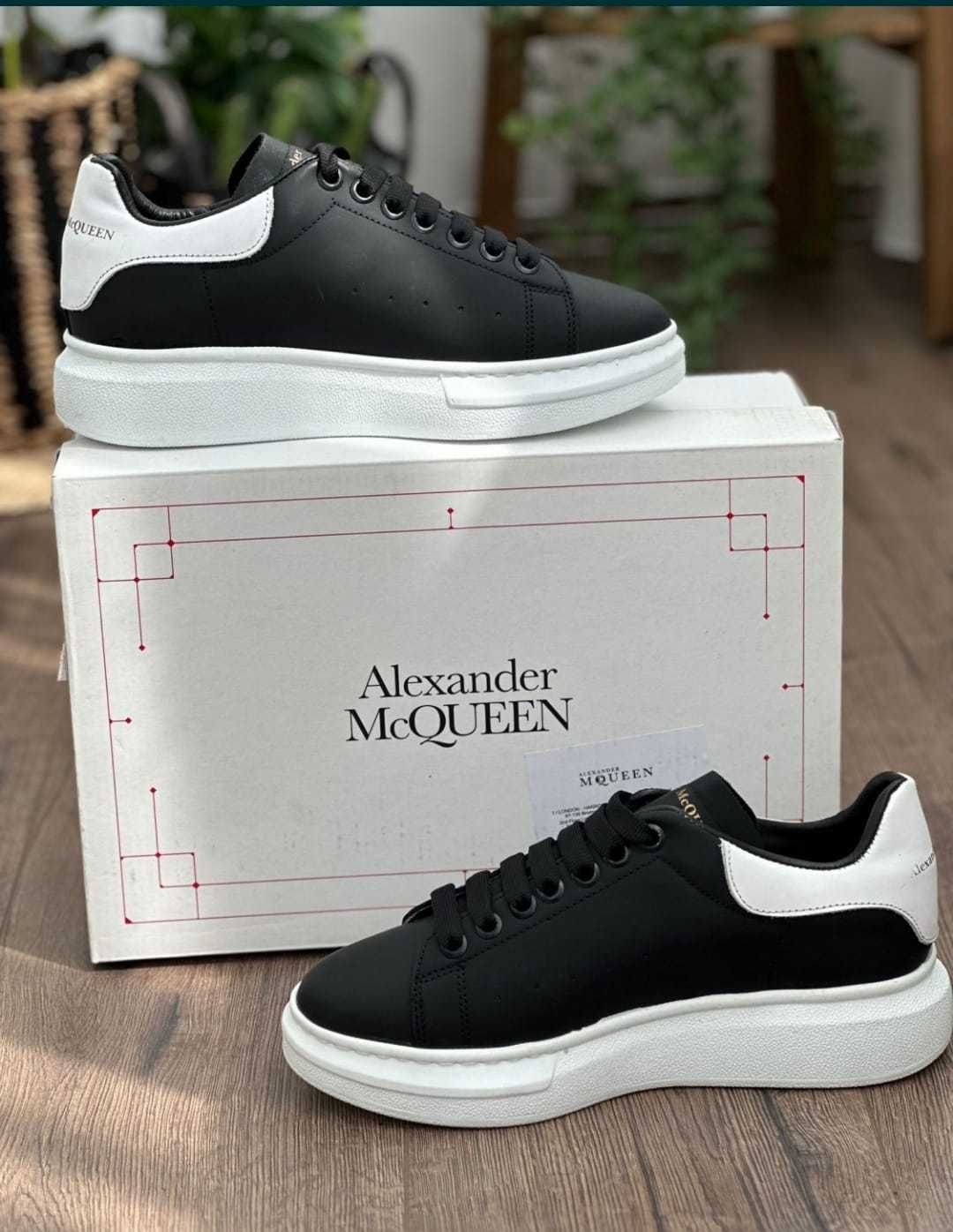 Mcuqeen Negru cu Alb 36-44 (Verificare Colet)