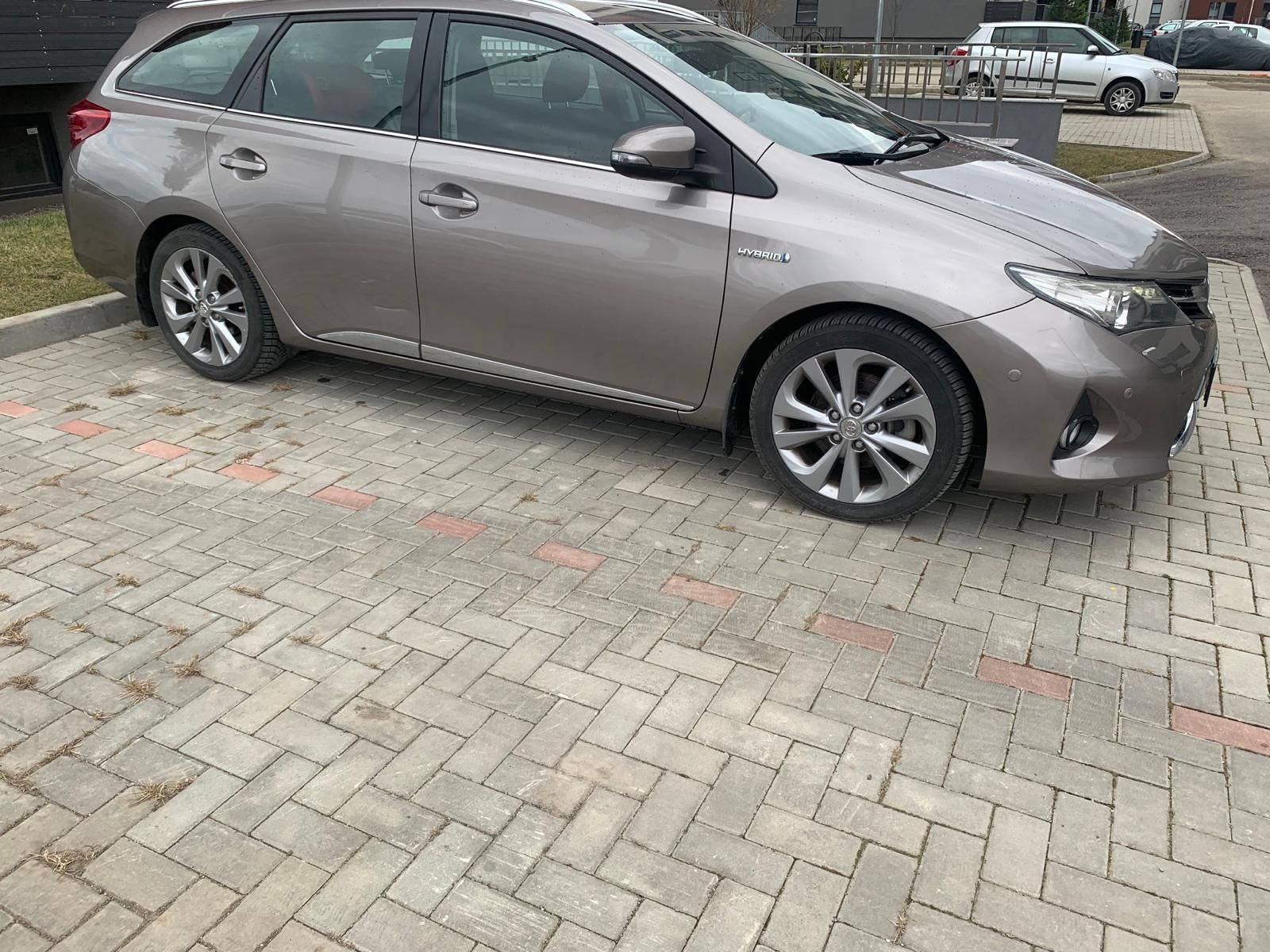 Toyota Auris hybrid 140000km reali