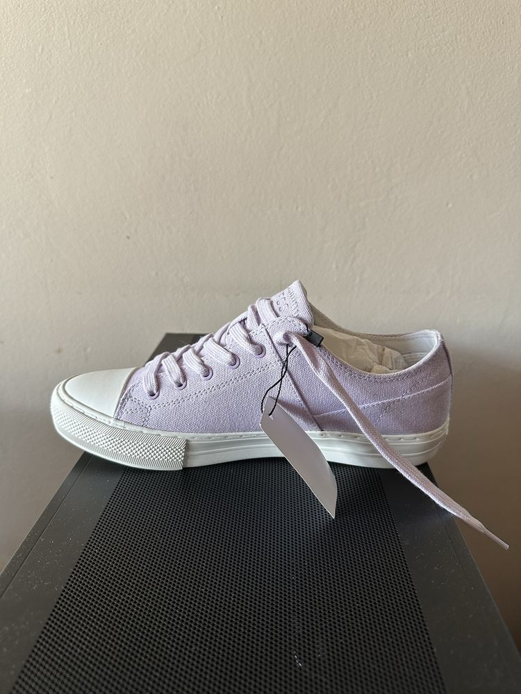 чисто нови гуменки GUESS