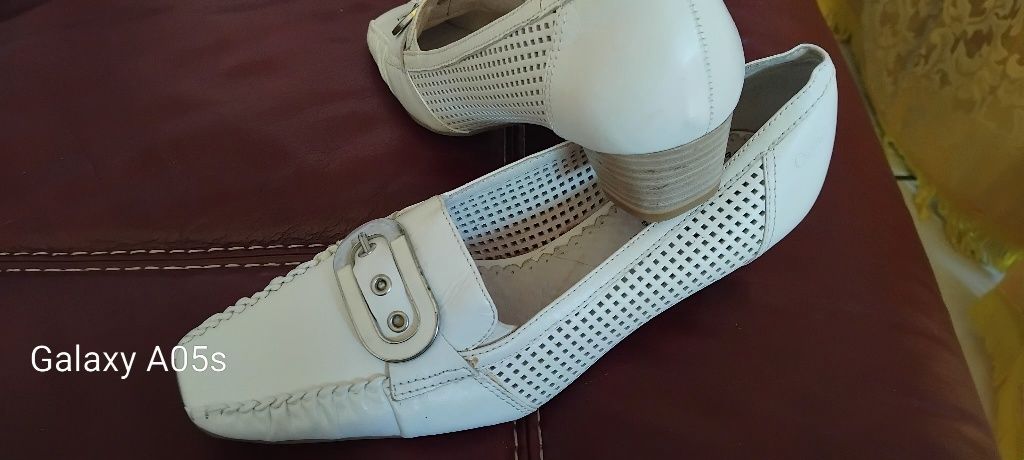 Vând pantofi piele