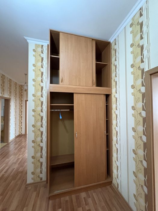 шкаф с полками и так же для вешалок