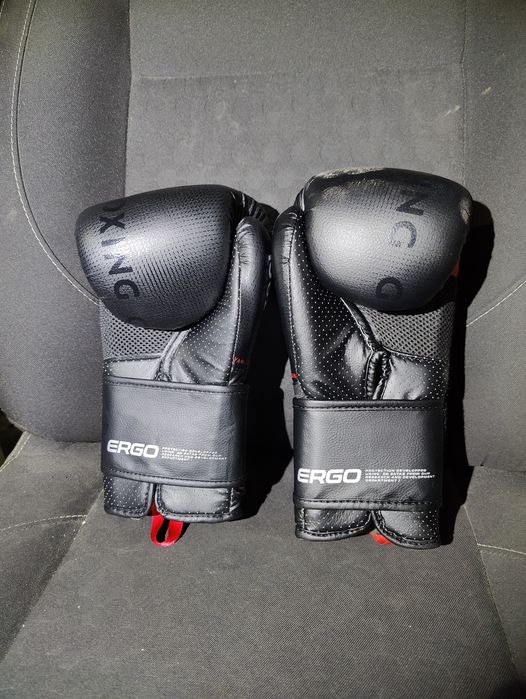 Mănuși de box 14 oz și 10 oz.  Picioroange pt săruturi sau alergat