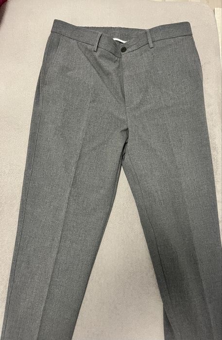 pantaloni gri slim/formal-usor de integrat in outfituri casual smart.