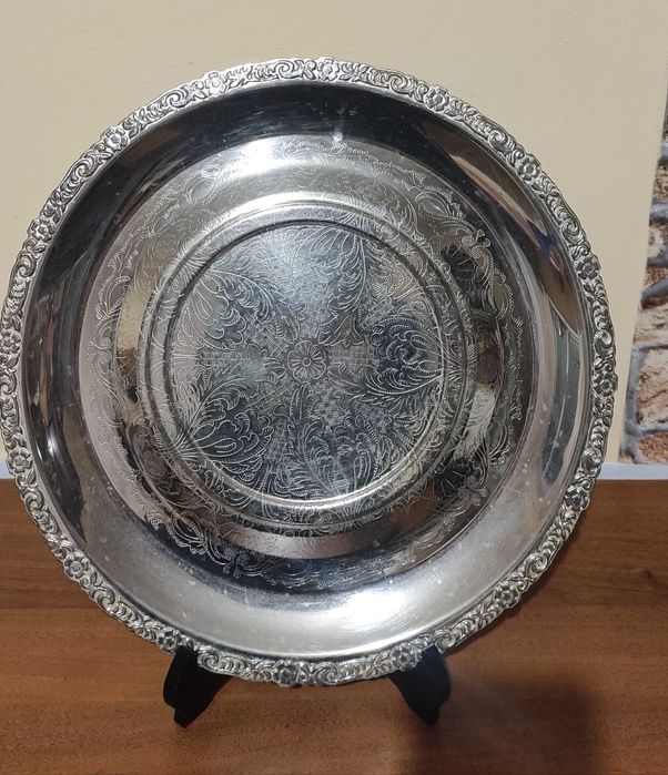 Масивен гравиран метален поднос с изпъкнал център