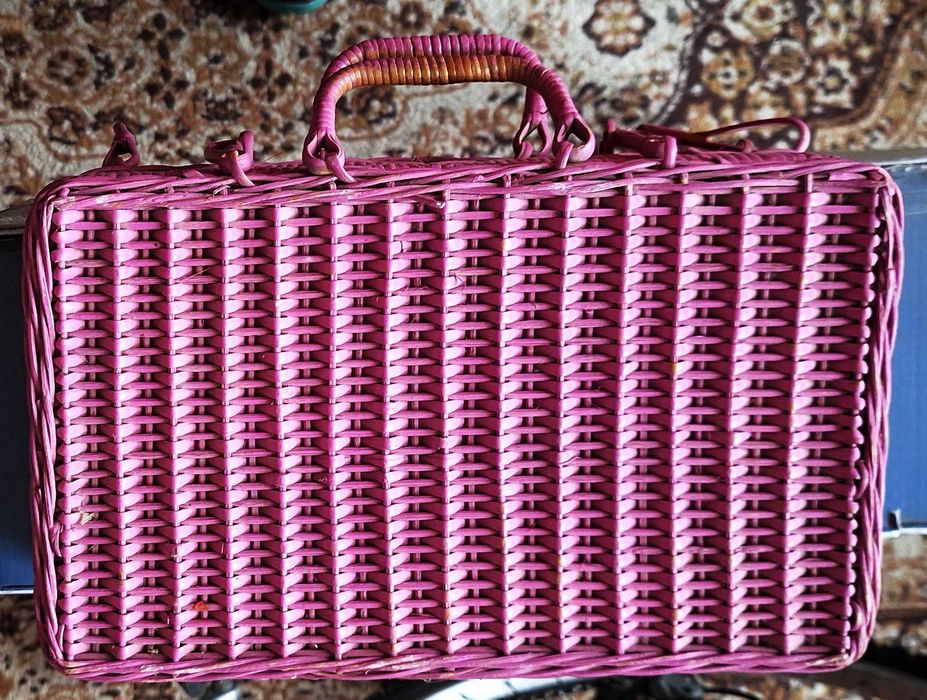 valiză mică împletită din lemn