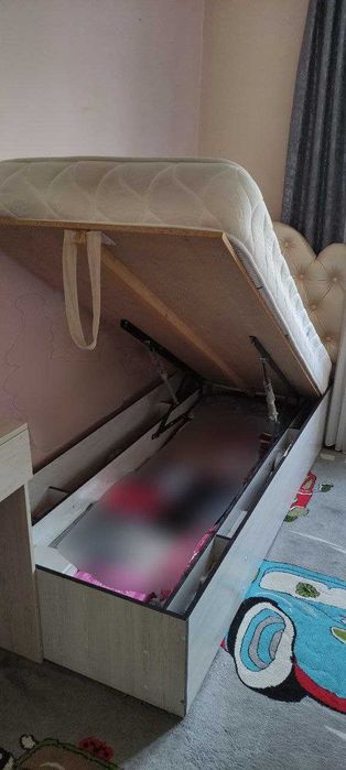 Односпальная кровать с матрасом