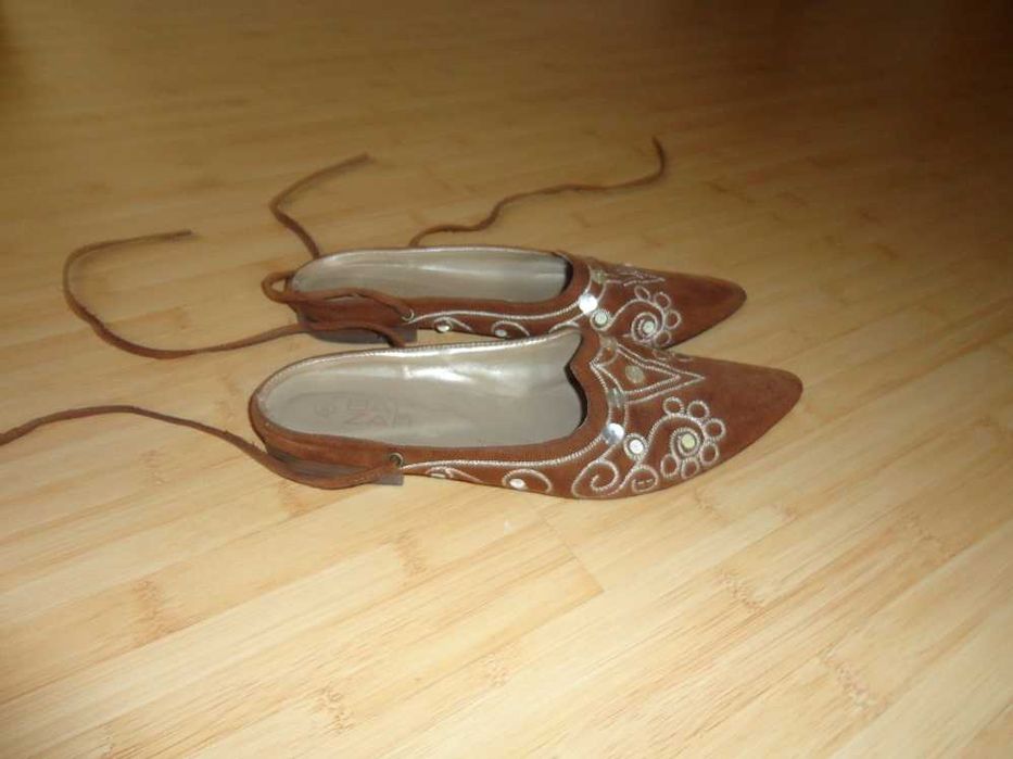 Saboti din piele intoarsa brodati marimea 38