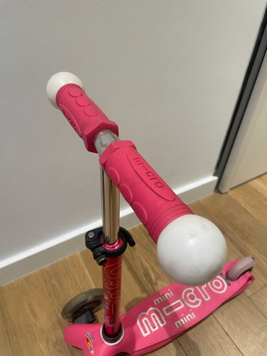 Trotinetă pentru copii Micro - Mini Deluxe Magic LED, Pink