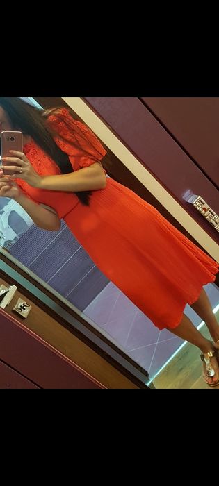 Зелената е от H&M 34-XS размер другата е S размер,но отговаря на XS