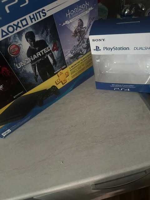 Playstation 4 със седем игри