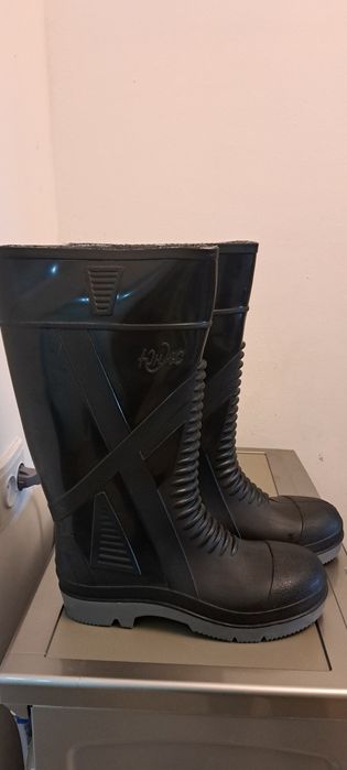 Продам Резиновые сапоги с металлическим носком