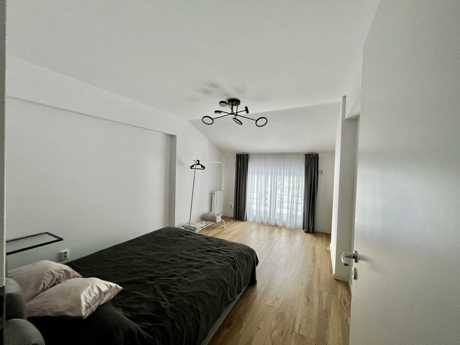 Mutare rapida apartament de vanzare 3 camere, pod, 4 locuri de parcare
