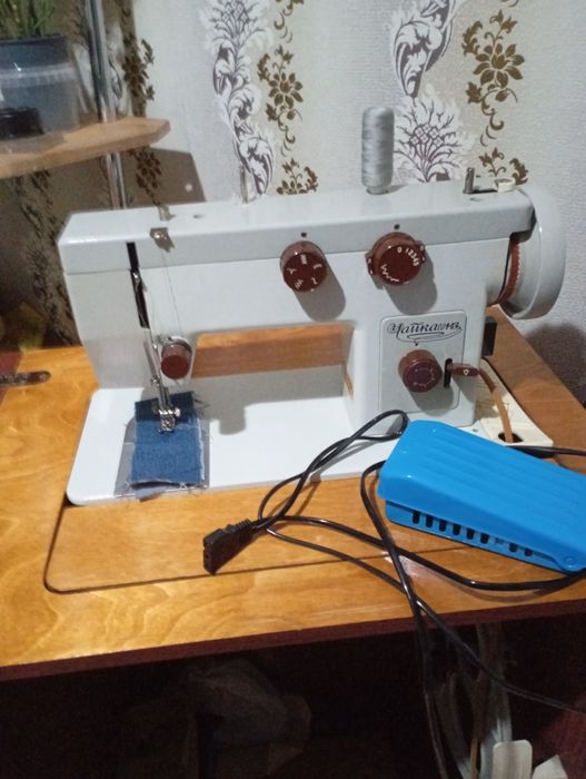 Продам швейную машинку чайка