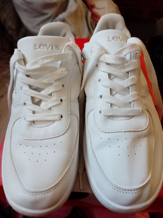 Vând adidași LEVI'S fete