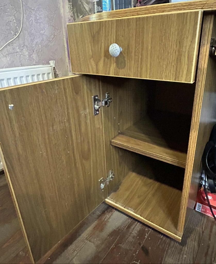 Продавам бюро използвано,но няма забележки