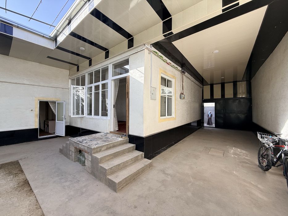 Rohat metro yonida uchaska sotiladi