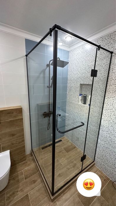 В наличии душевая перегородка ( с установкой)