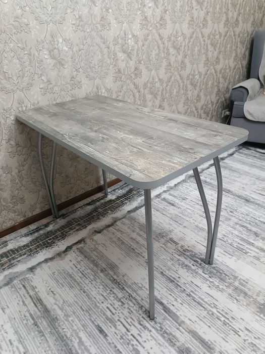 Стол кухонный, обеденный.