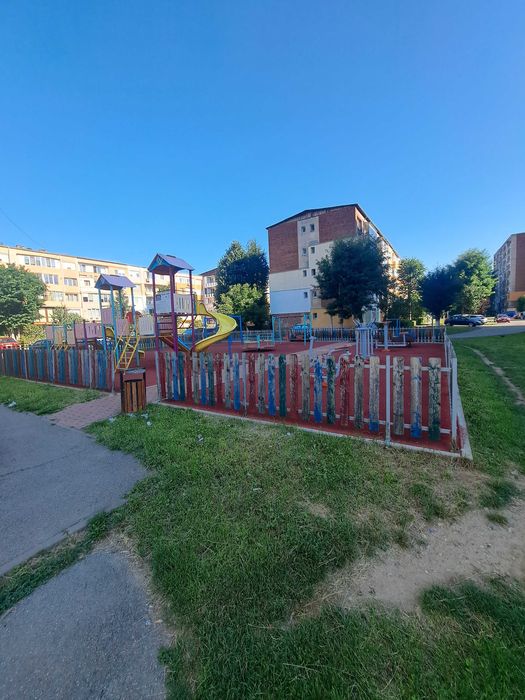 Vând apartament parțial mobilat în Hunedoara