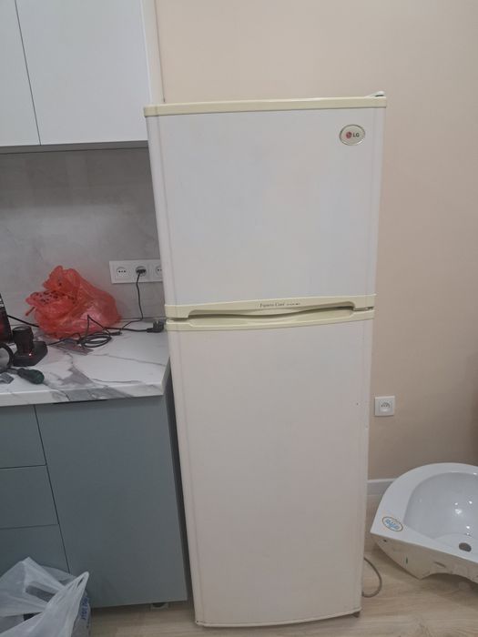 Продам Холодильник LG