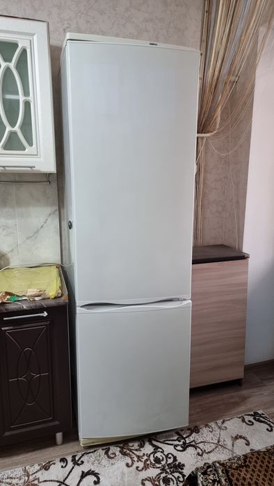 Продам Холодильник в хорошем состоянии Атлант 2м.