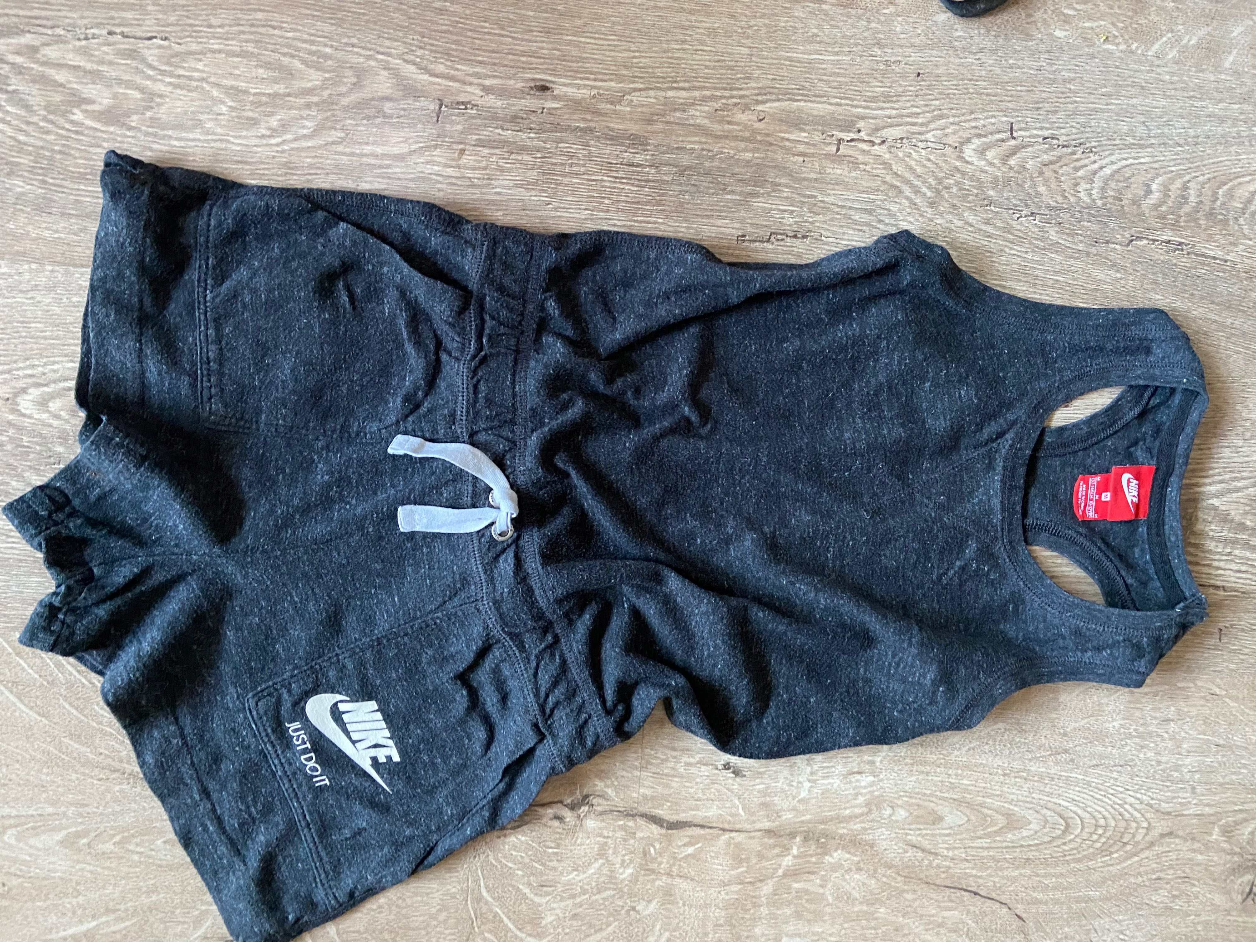 NIKE; размер М (10-12 год.)
