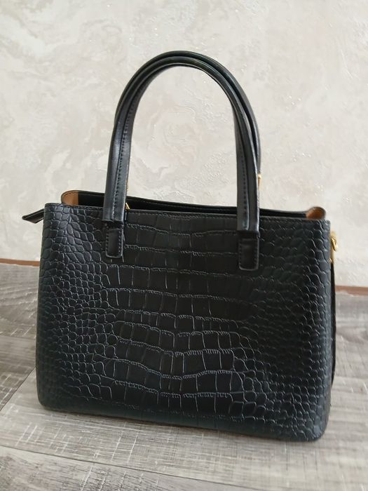 Продажа кожаной сумки черного цвета.