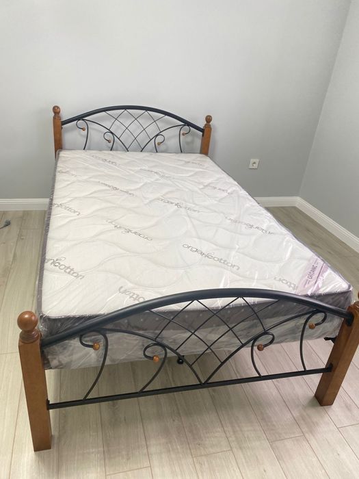 Продаётся кованая кровать ортопедическим матрасом!