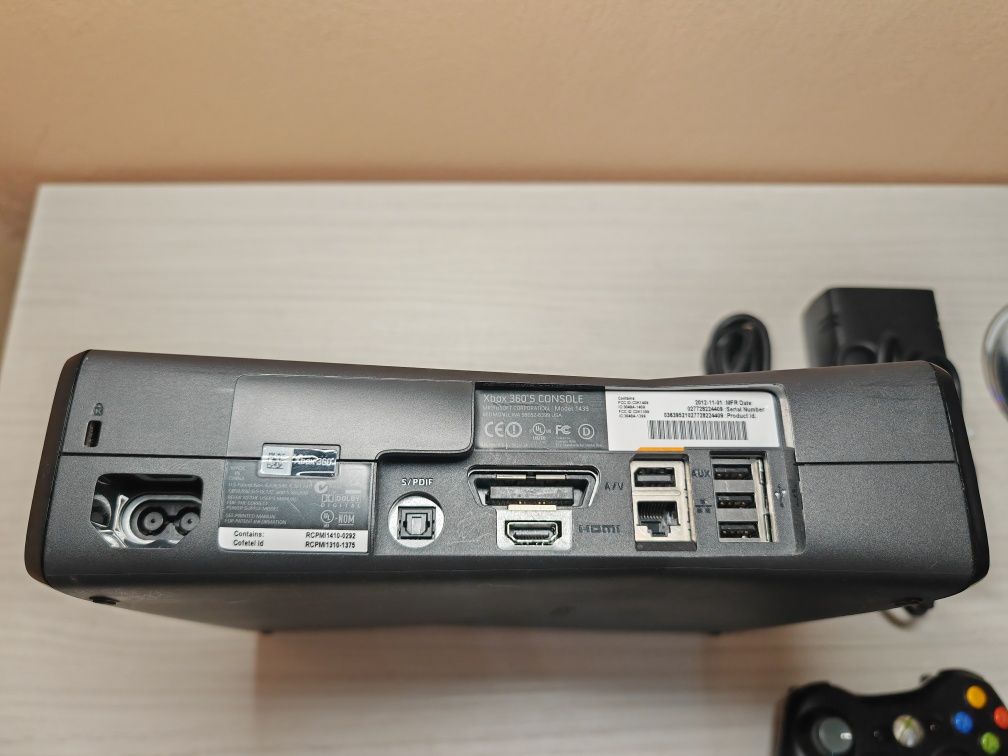 Vând xbox 360 slim Impecabil
