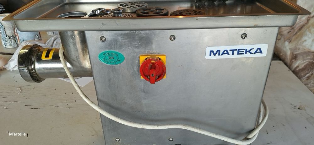 Продавам професионална  месомелачка N 12