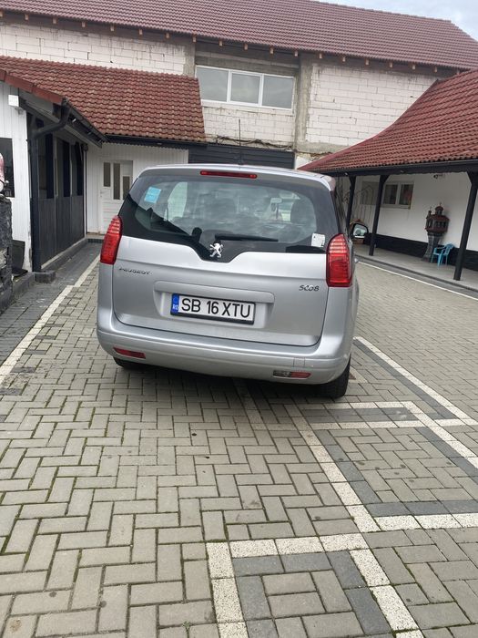 Peugeot 5008 - 2012
