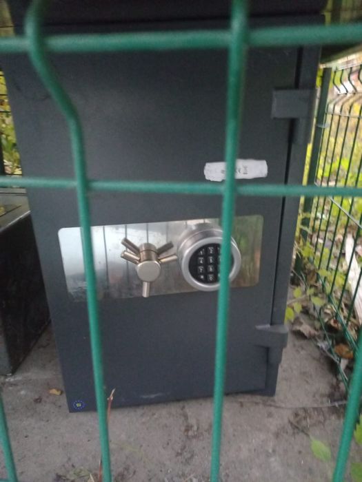 Seif metalic profesional cu închidere electronică – 2 bucăți disponibi