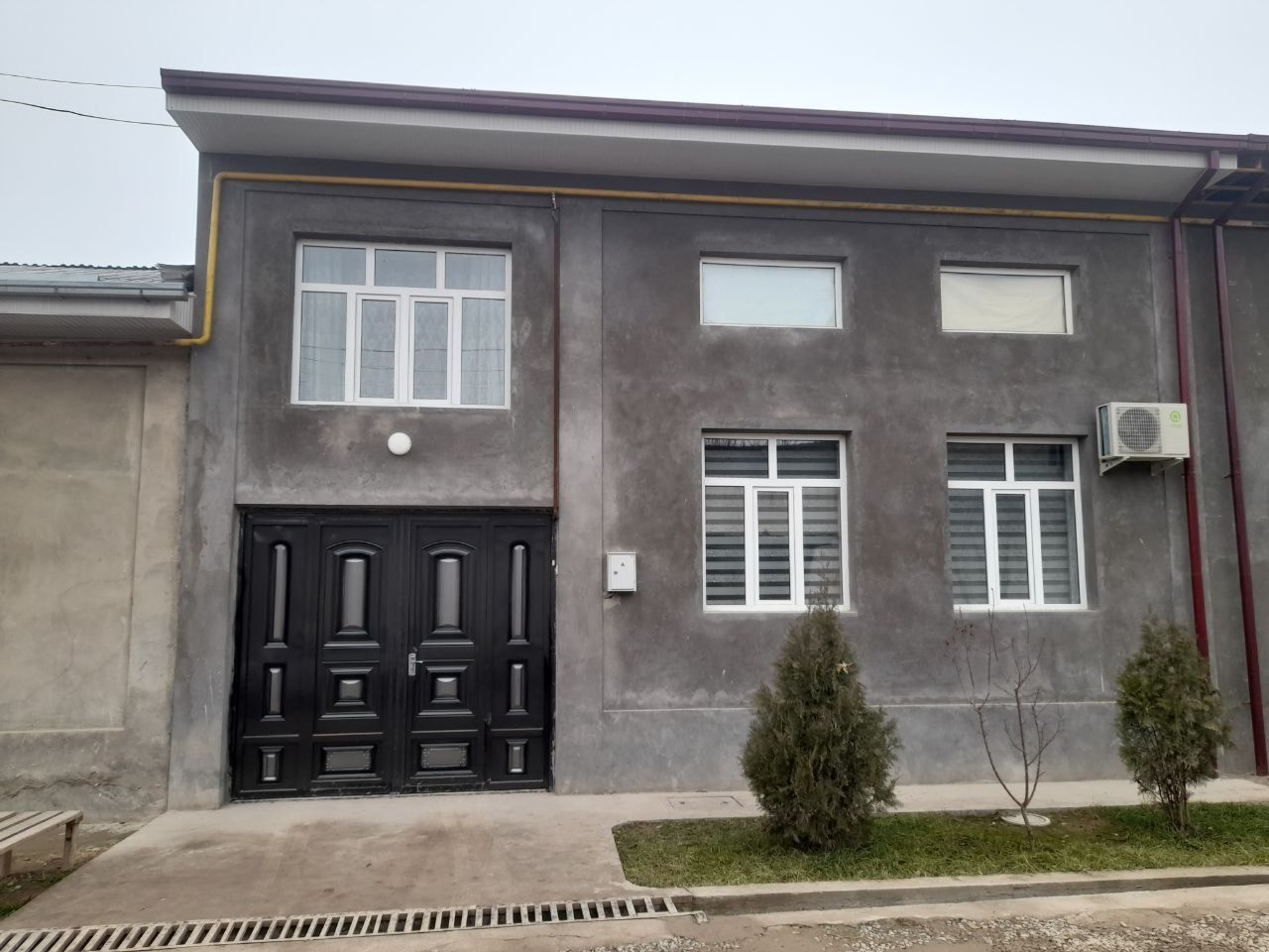 Uy xovli sotiladi