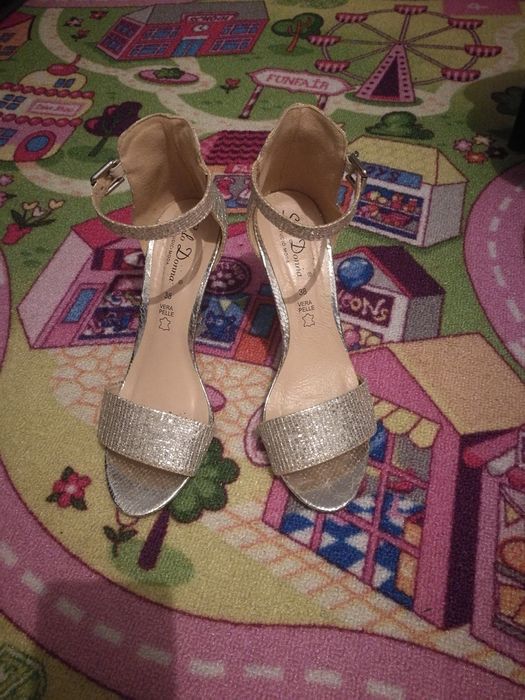 Sandale cu toc si paiete