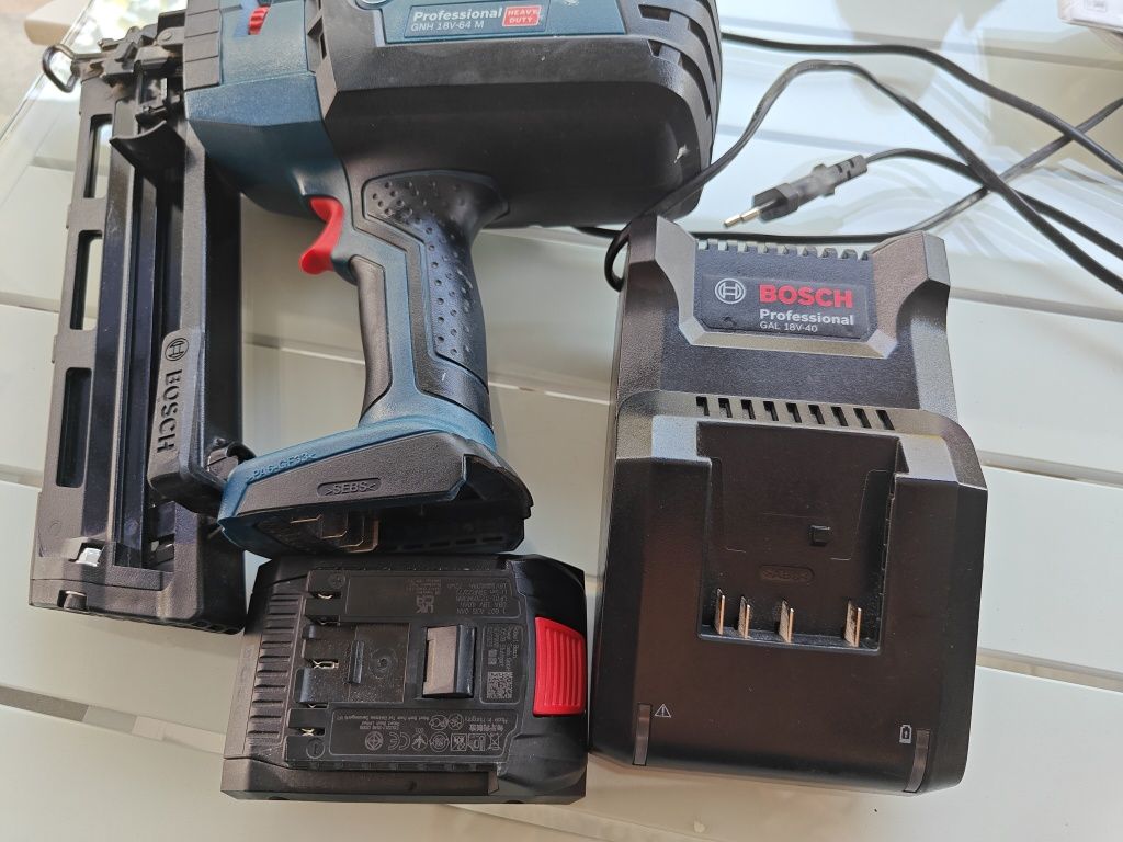 Bosch GNH 18V-64 M Pistol de batut cuie cu  acumulator si incarcator