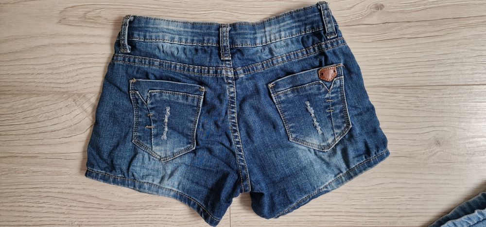 Pantaloni blugi scurti 32-34