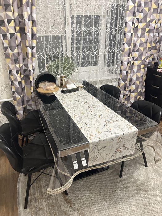 Кухонный стеклянный стол и стулья