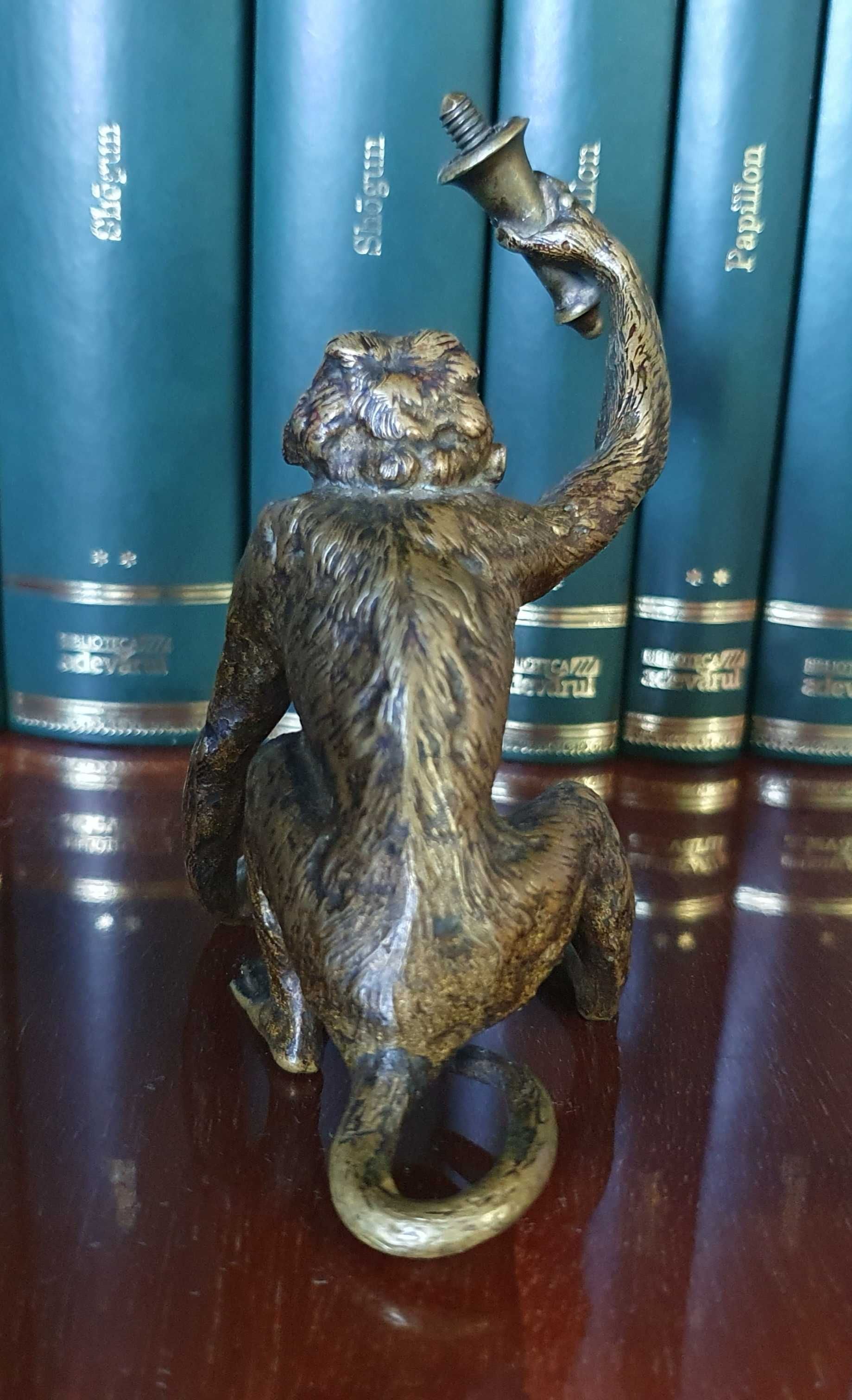 Statuetă din metal veche personificând o maimuță