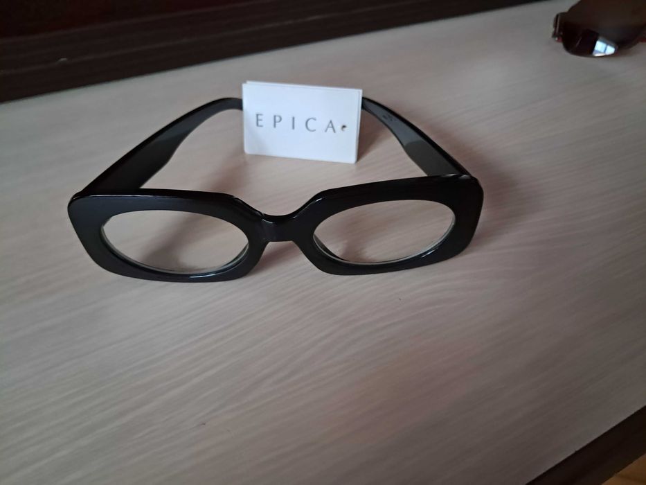 Vand ochelari de soare, zile innorate si simpli