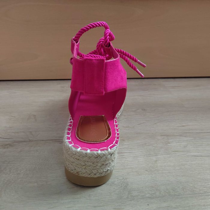 Дамски сандали на ниска платформа