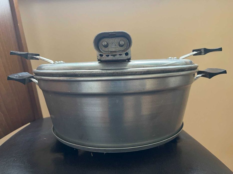 Продавам електрическа тенджера