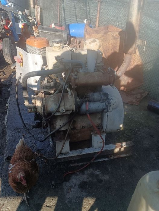 Продавам двуцилиндров двигател чист дизел, от корабен агрегат.