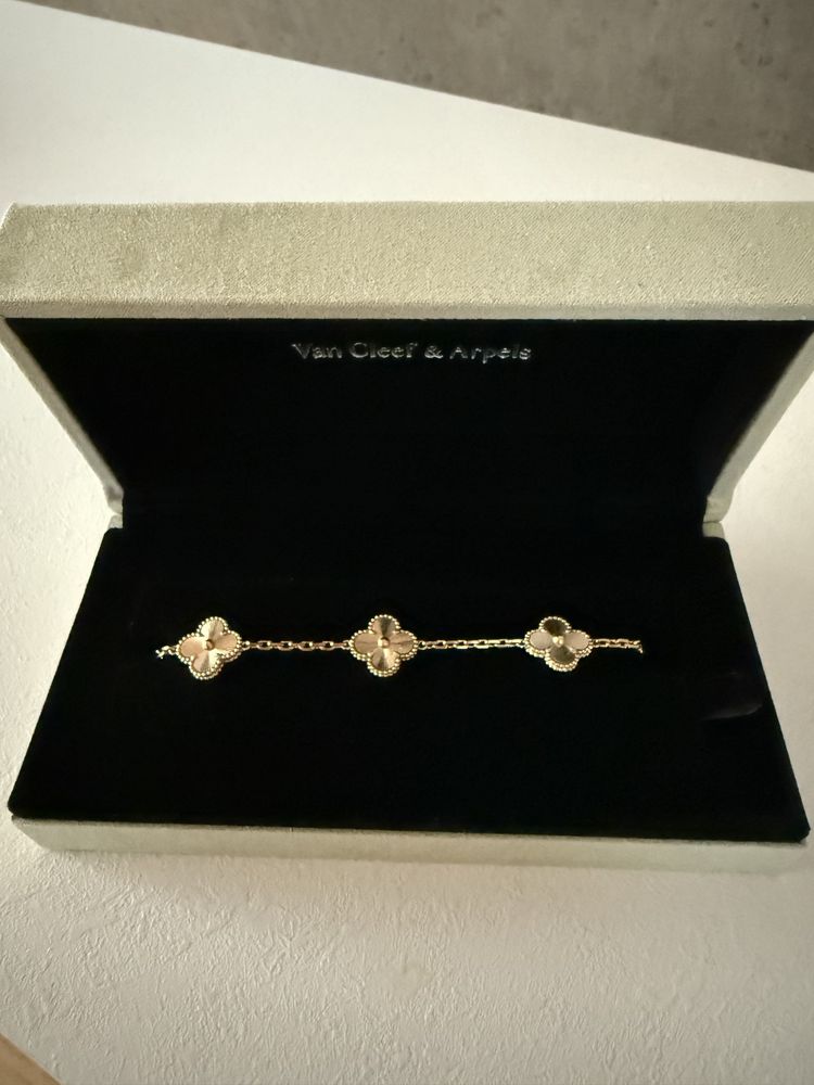 Нови Налични Гривни Van Cleef
