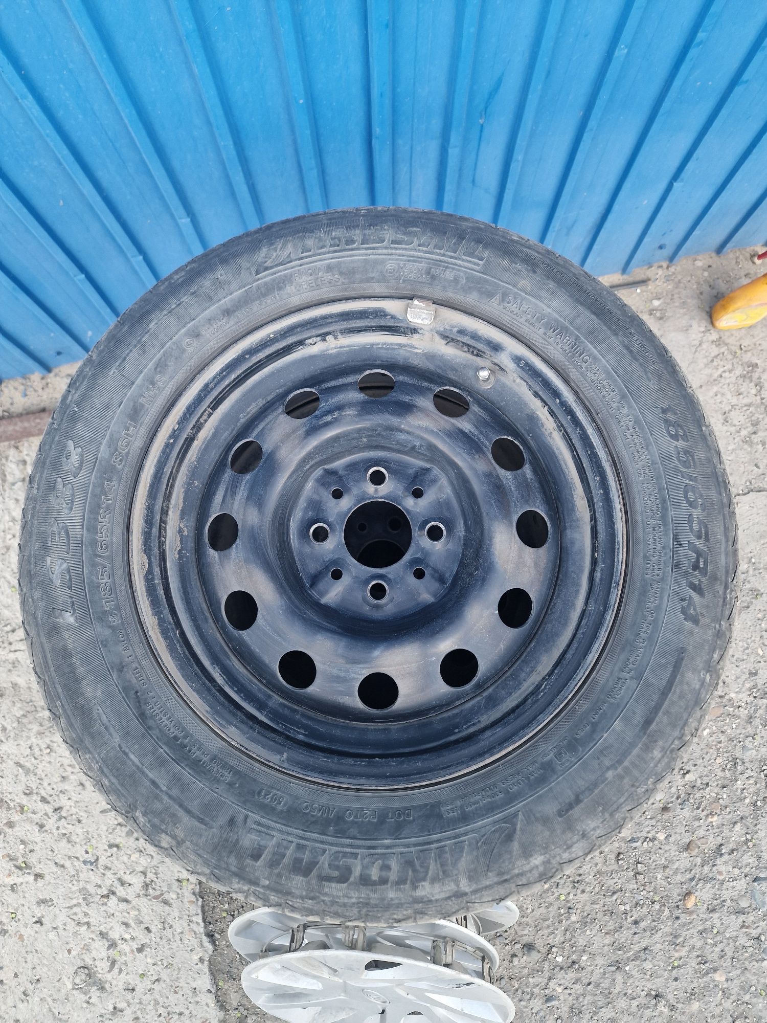 Продам комплект летних шин на дисках.