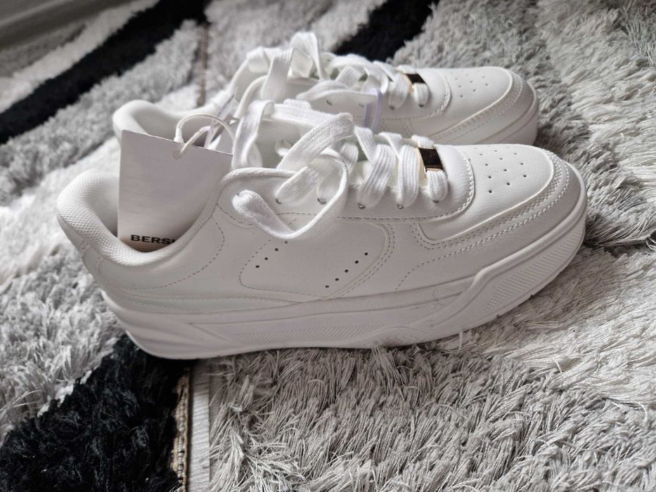 Bershka бели кецове
