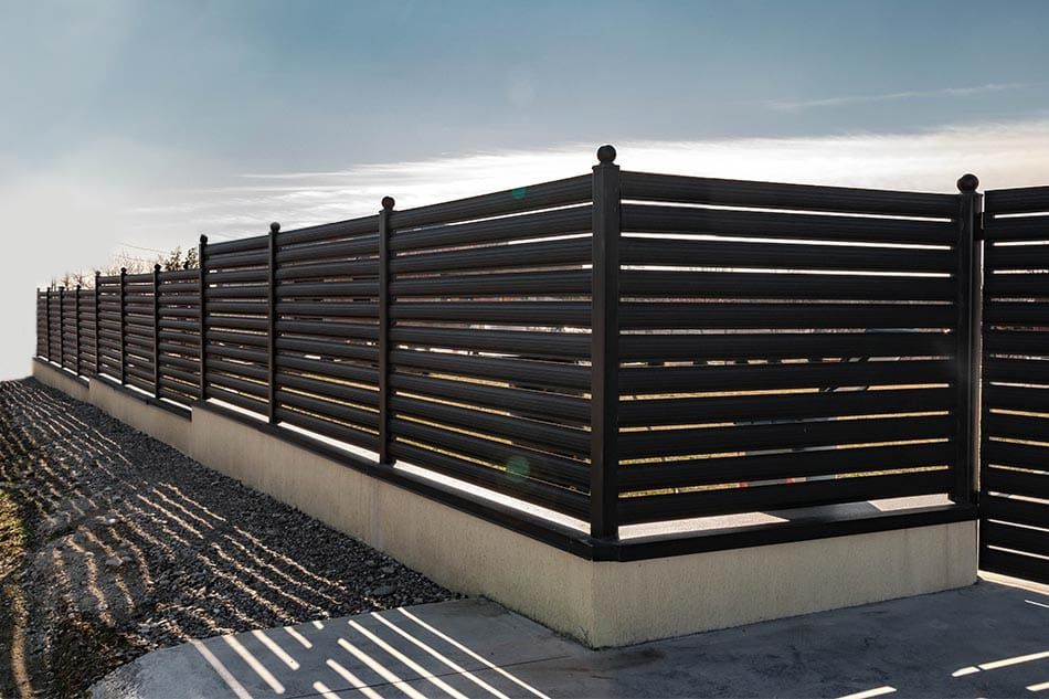 Construim garduri si porti din sipca metalica, panouri stil jaluzele,
