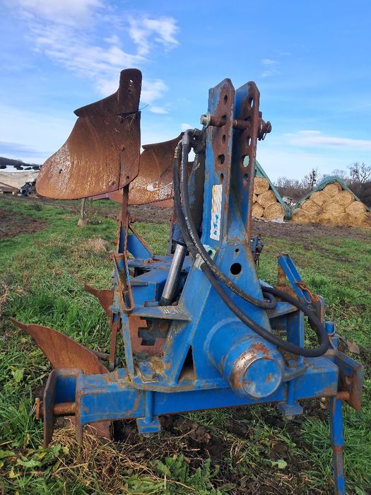 Vând plug reversibil