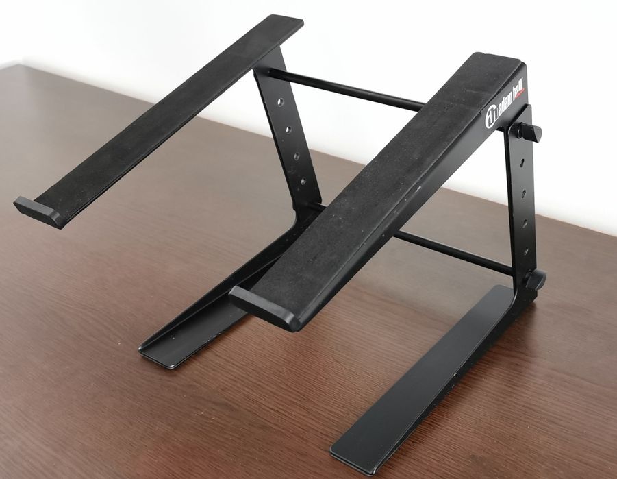 Laptop stand Adam Hall pentru DJ